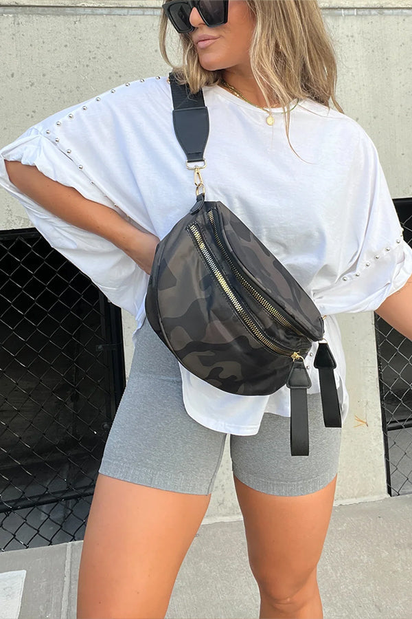 CAMISETA EXTRA GRANDE CON TACHUELAS, MANGA ENROLLADA Y LAVADA