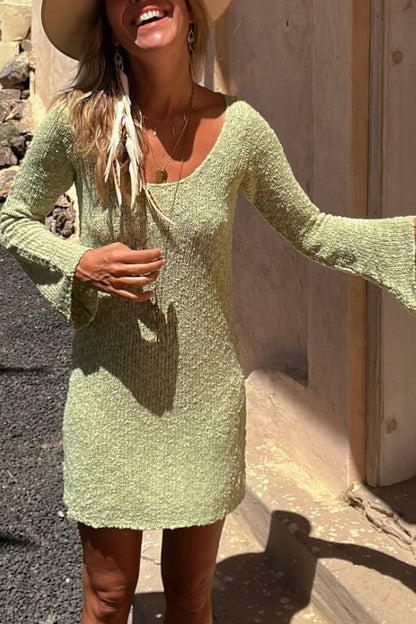 Vestido mini holgado de punto Lyssa con mangas acampanadas y espalda abierta