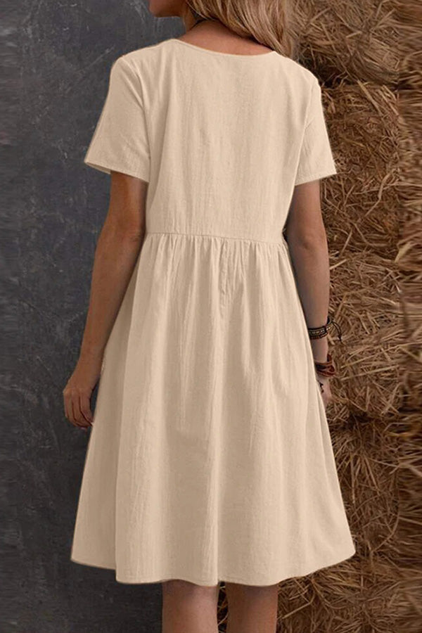 Vestido holgado de manga corta con cuello redondo y bolsillos en color liso