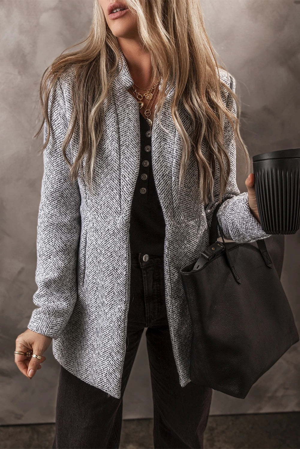 Chaqueta larga con bolsillos y cuello de solapa gris claro