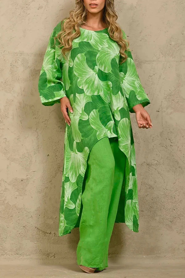 Exquisito traje de pantalón con cuello redondo y paneles con estampado floral