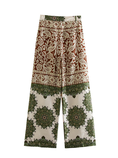 Conjunto de camisa, pantalones y capa con estampado de patchwork