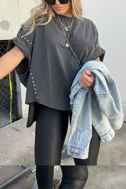 CAMISETA EXTRA GRANDE CON TACHUELAS, MANGA ENROLLADA Y LAVADA