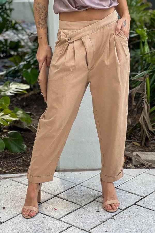 Pantalones cortos con botones desequilibrados en color topo 
