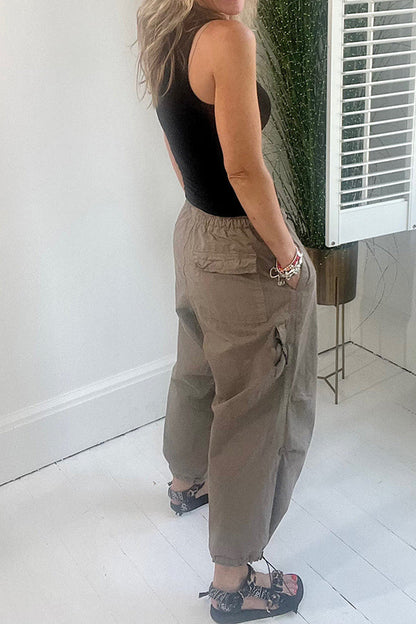 Pantalones cargo con bolsillos y cintura elástica con cordón de estilo urbano