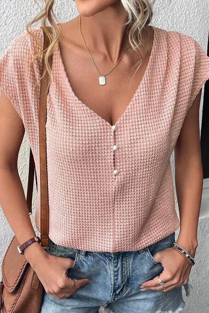Camiseta informal de mujer con cuello en V, botones y estampado de gofres en color liso
