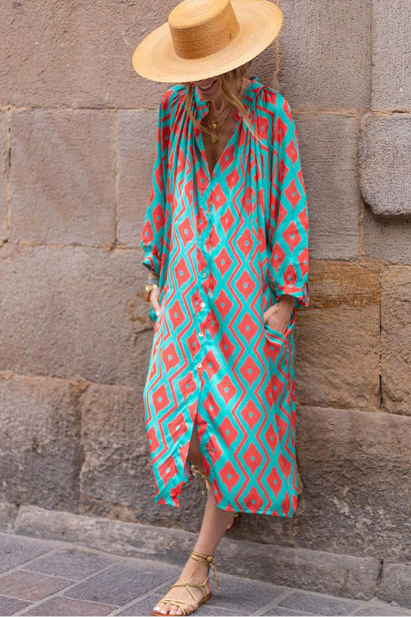 Vestido camisero holgado con cuello abierto y estampado geométrico azul cielo