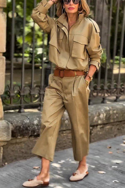 Chaqueta holgada con cremallera estilo cargo y bolsillos con detalles de correa con dije clásico
