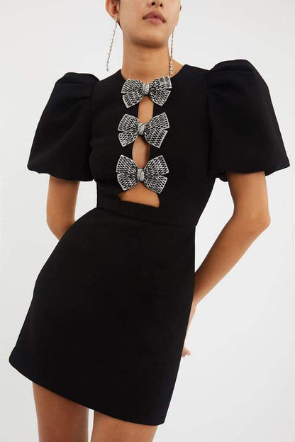 Minivestido con mangas abullonadas y aberturas 