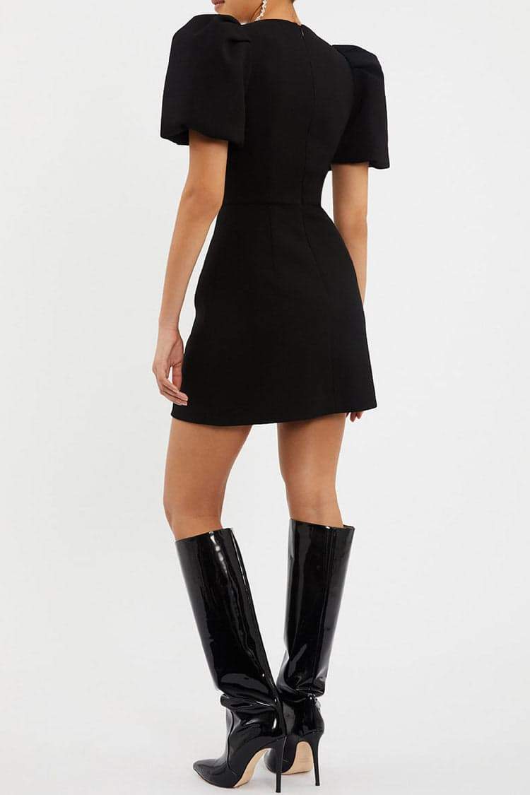 Minivestido con mangas abullonadas y aberturas 