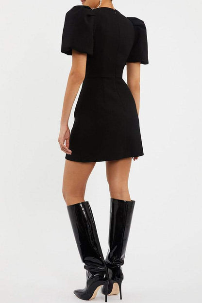 Minivestido con mangas abullonadas y aberturas 