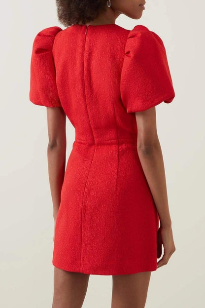 Minivestido con mangas abullonadas y aberturas 