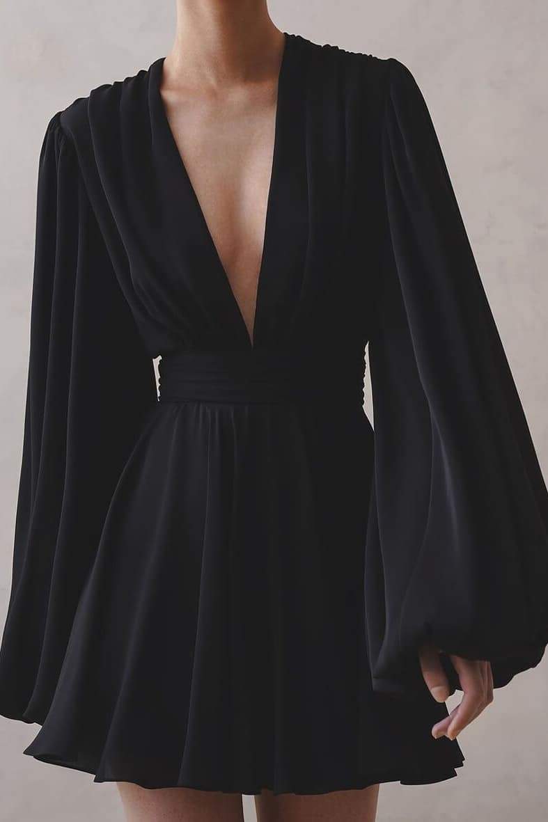 Vestido mini Amelia con escote en V profundo 