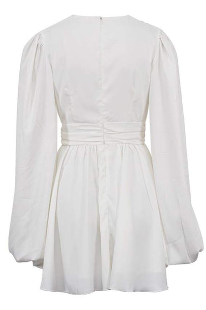 Vestido mini Amelia con escote en V profundo 