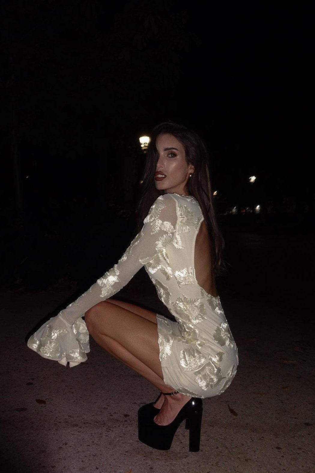 Vestido mini de malla con espalda descubierta y bordado Aurora 