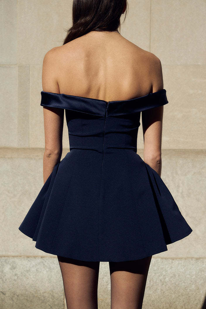 Vestido mini con hombros descubiertos y capas de Odelia 