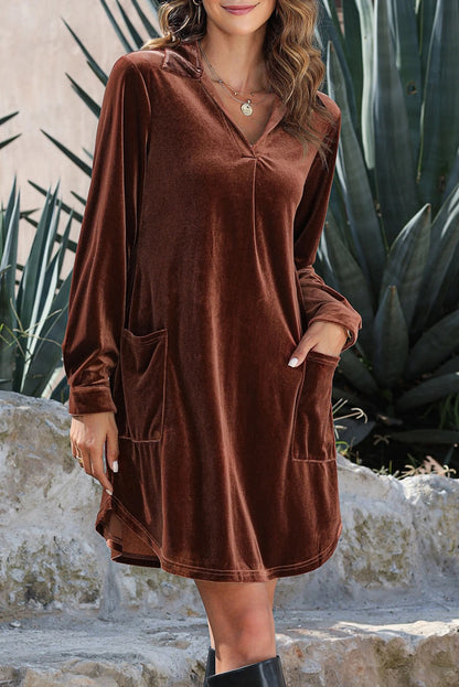 Vestido de terciopelo con cuello en V y mangas con solapa y lazo color café