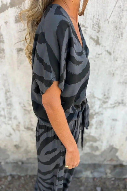 Conjunto de top con cuello en V, manga corta, cordones y pantalones rectos con cintura elástica y bolsillo. 