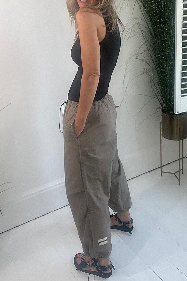 Pantalones cargo con bolsillos y cintura elástica con cordón de estilo urbano