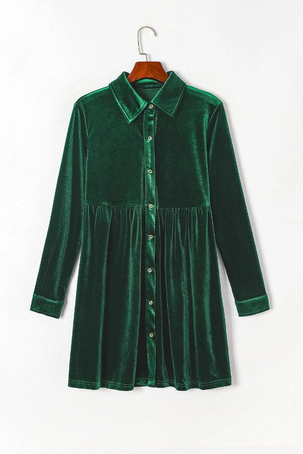 Vestido camisero de terciopelo verde con volantes y mangas largas y botones 