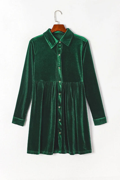 Vestido camisero de terciopelo verde con volantes y mangas largas y botones 