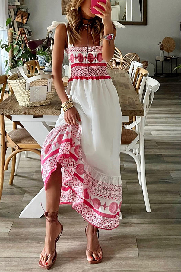 Vestido largo con hombros fruncidos y estampado étnico de Malibu Villa