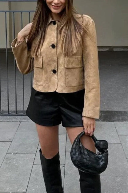 Chaqueta corta de ante sintético con solapa abotonada y bolsillos