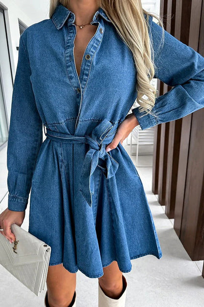 Elegante minivestido vaquero de manga larga con cinturón y bolsillo en la cintura