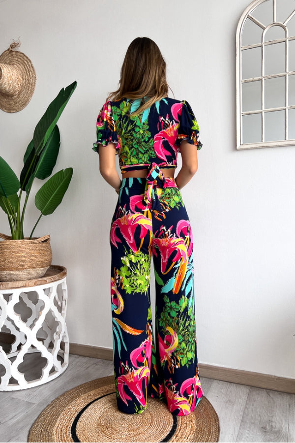 Conjunto de top corto con cuello en V y mangas cortas con estampado floral, cintura elástica y pantalones de pierna ancha 