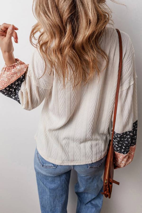 Top de cuello en V con cordón texturizado y patchwork floral beige 