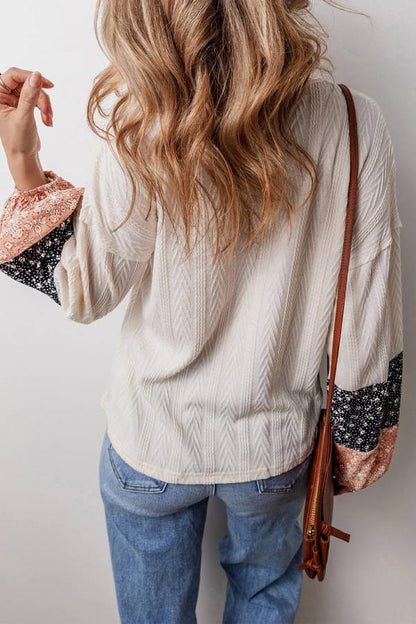Top de cuello en V con cordón texturizado y patchwork floral beige 