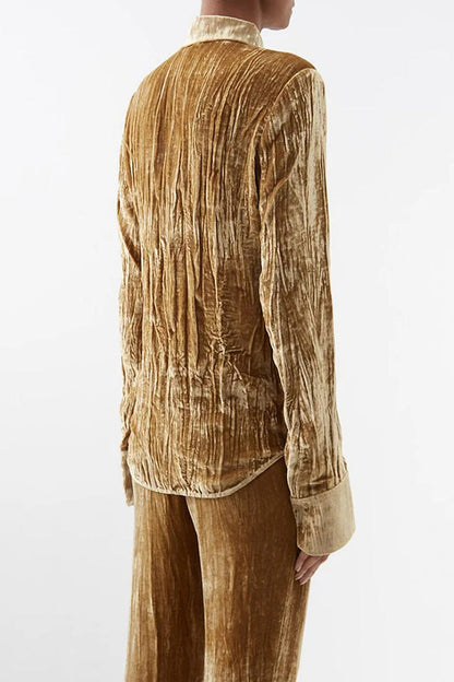 Blusa lisa de manga larga con cuello vuelto y textura elegante