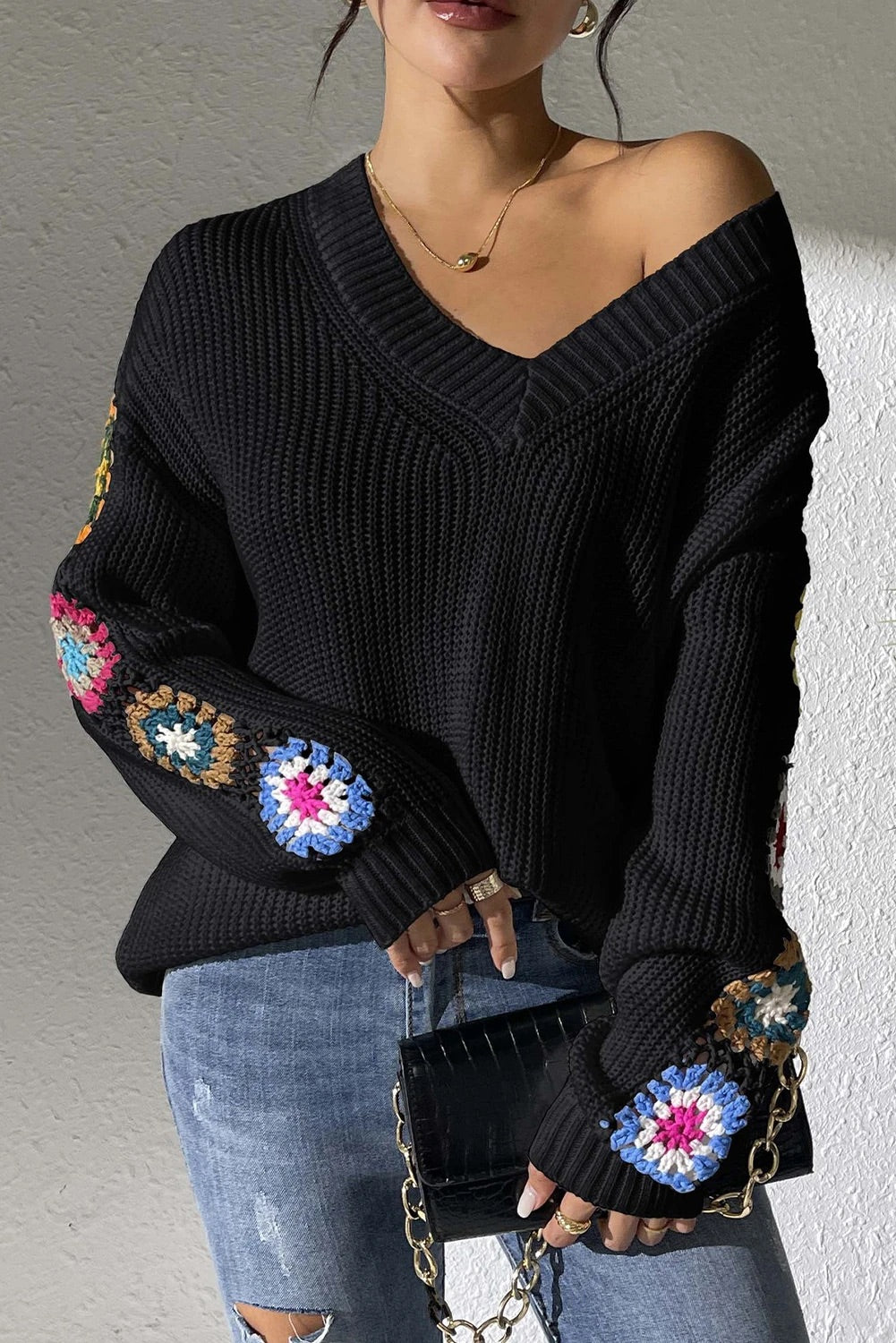 Suéter negro de cuello en V con flores de crochet