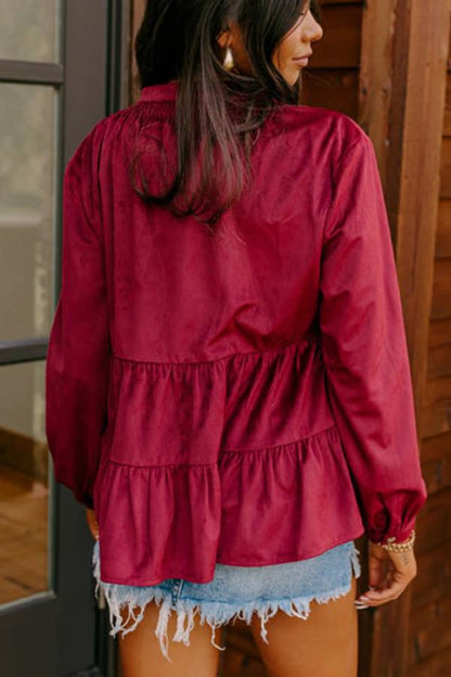 Camisa burdeos con botones escalonados y volantes fruncidos 