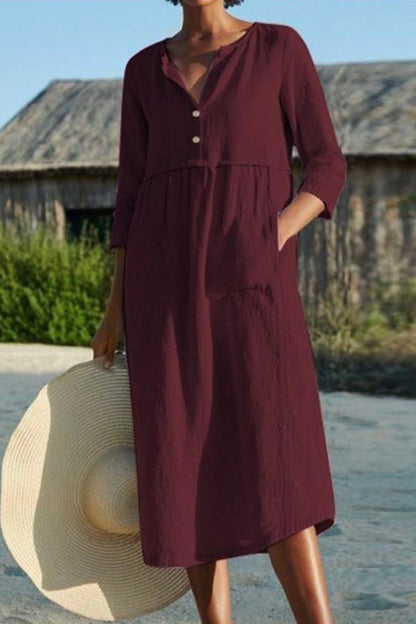 Vestido de algodón y lino con cuello redondo, bolsillos abotonados y mangas en color liso. 