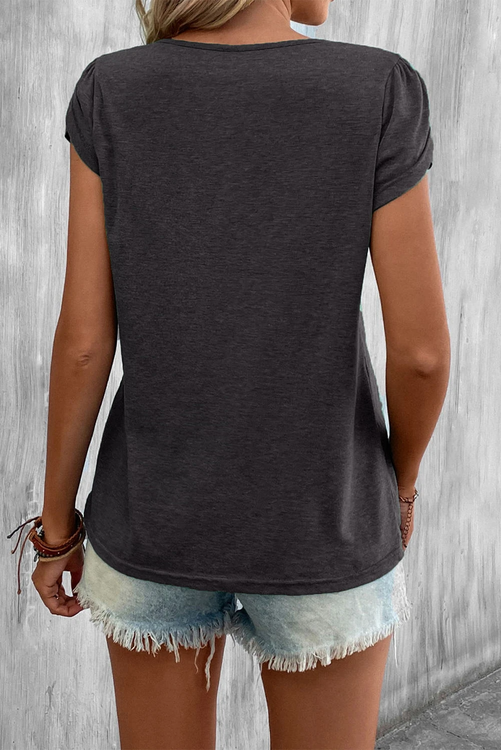 Camiseta informal de color liso con cuello recortado