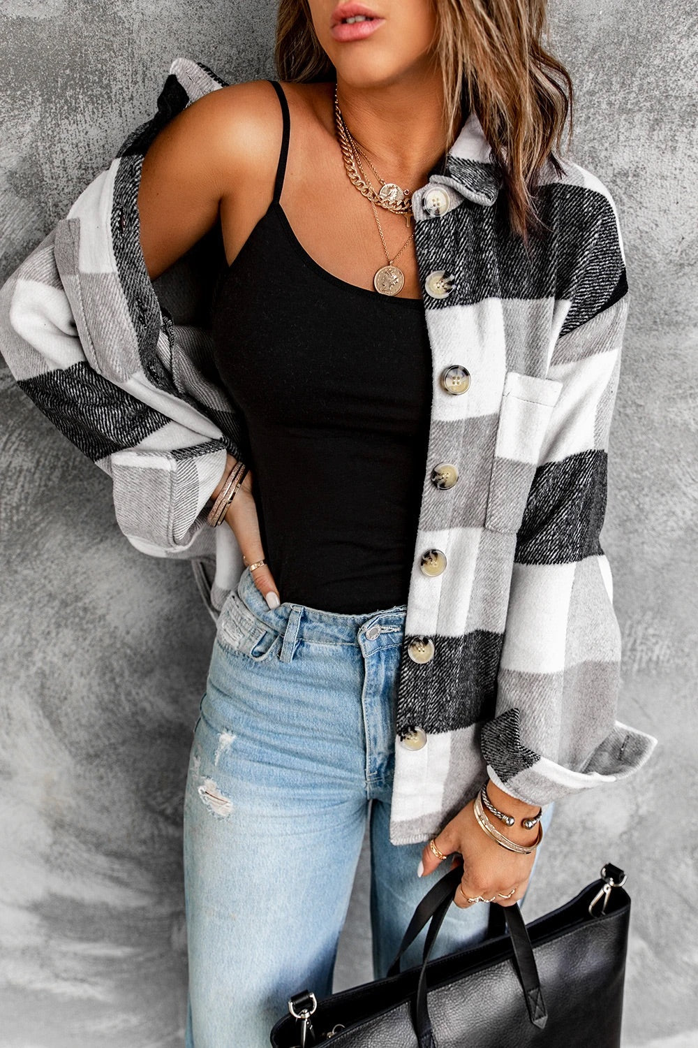 Chaqueta abotonada con bolsillos y bloques de color a cuadros grises