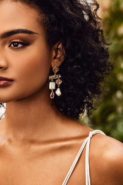 Pendientes de perlas con gemas de colores barrocos 