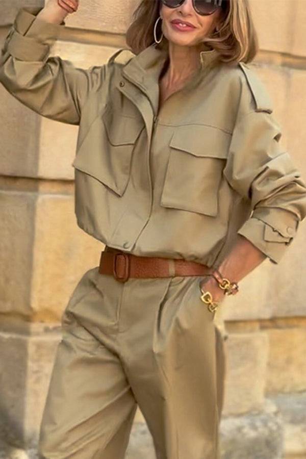 Chaqueta holgada con cremallera estilo cargo y bolsillos con detalles de correa con dije clásico