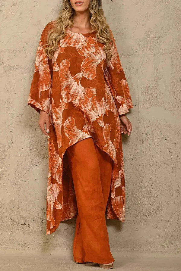 Exquisito traje de pantalón con cuello redondo y paneles con estampado floral