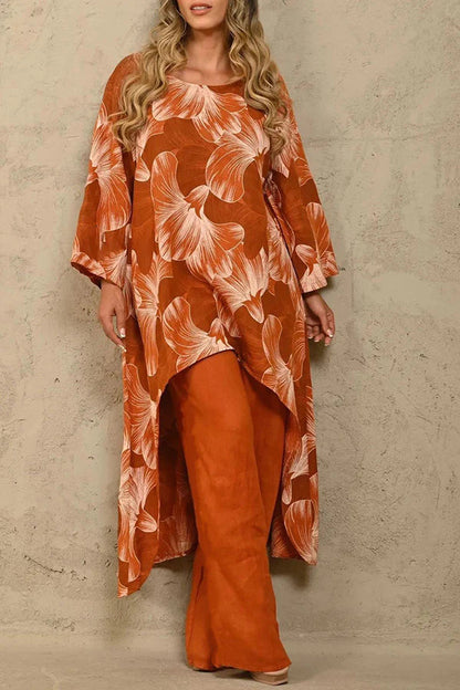 Exquisito traje de pantalón con cuello redondo y paneles con estampado floral