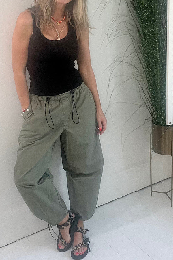 Pantalones cargo con bolsillos y cintura elástica con cordón de estilo urbano