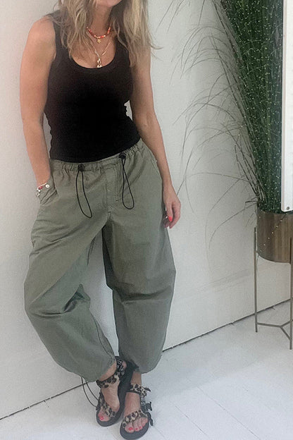 Pantalones cargo con bolsillos y cintura elástica con cordón de estilo urbano