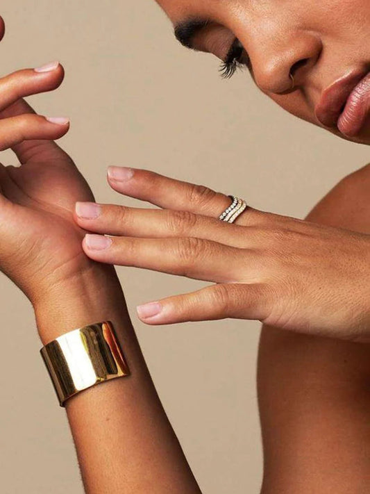 Anillo elegante con línea ondulada y incrustaciones de diamantes 