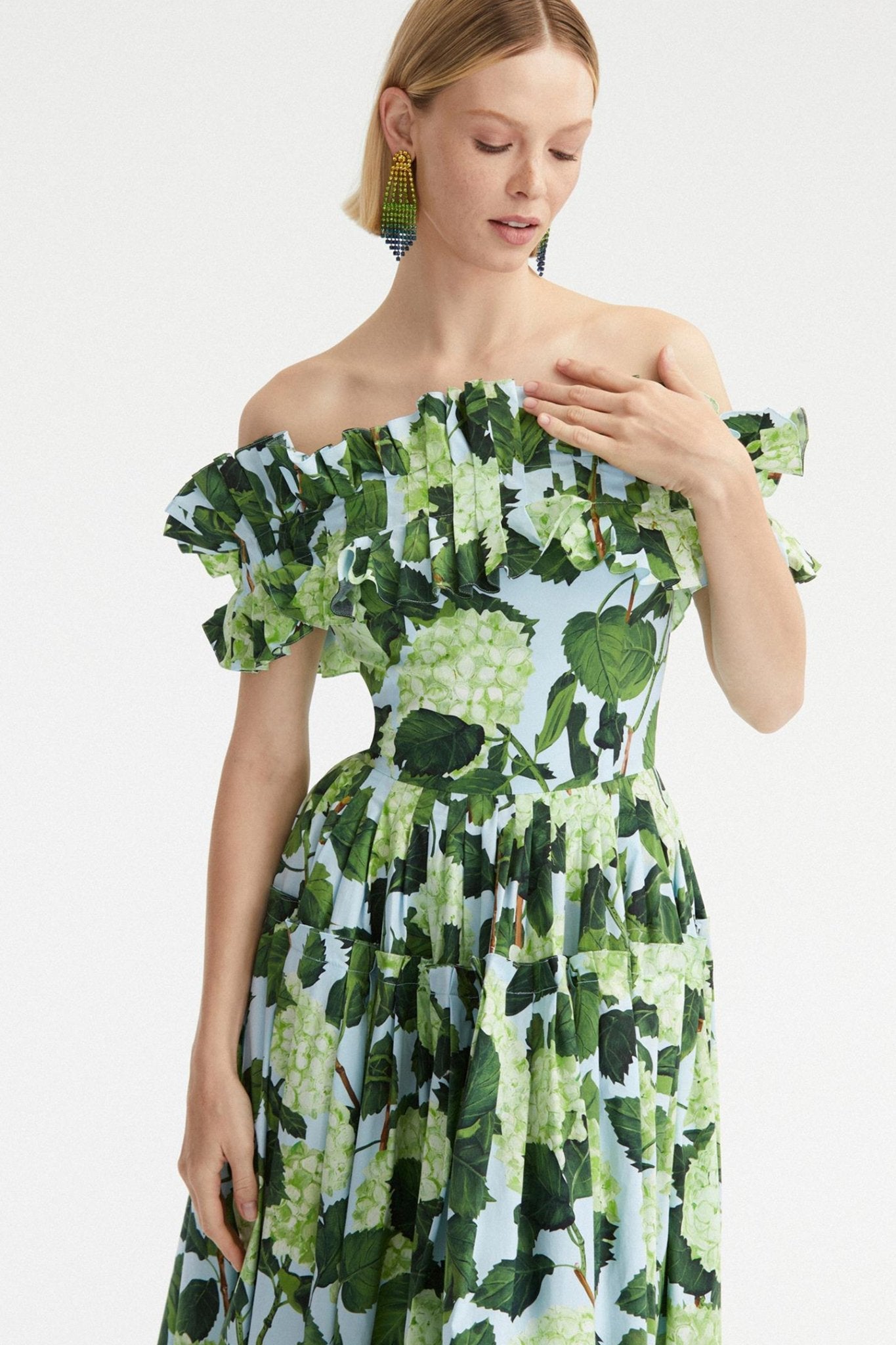 Vestido largo con hombros descubiertos, volantes y estampado Bess 