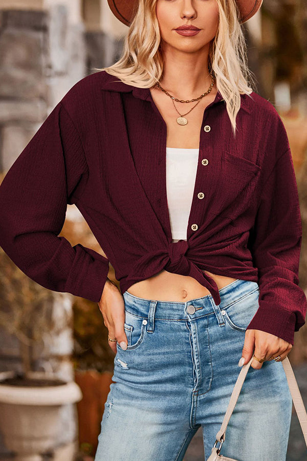 Blusa texturizada con botones y solapa de bolsillo suelto