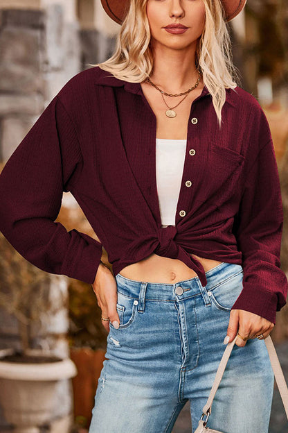 Blusa texturizada con botones y solapa de bolsillo suelto