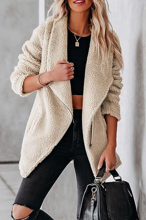 Chaqueta casual de piel de cordero de moda con bolsillos con cremallera y chaqueta de terciopelo granulado.