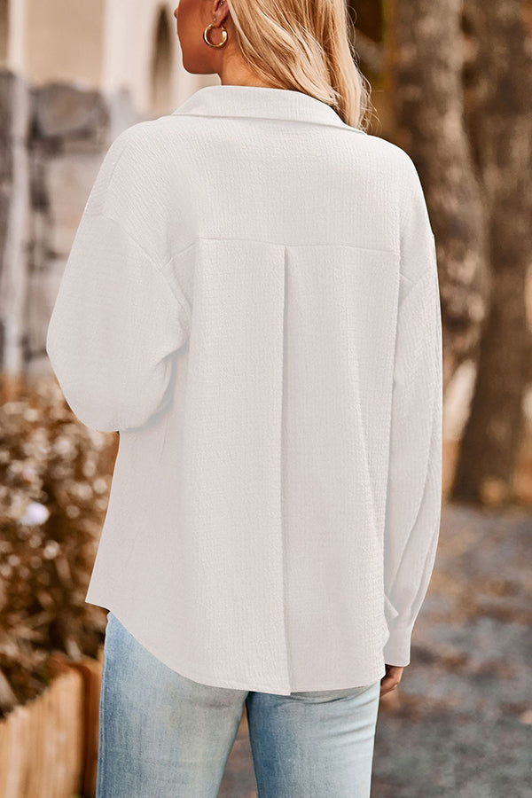 Blusa texturizada con botones y solapa de bolsillo suelto