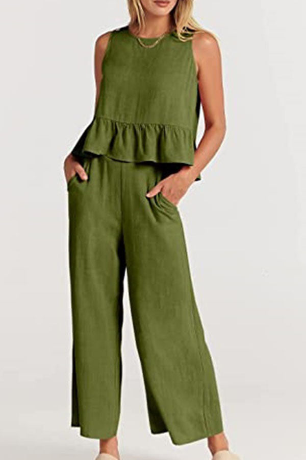 Traje casual con pantalones cortos y pierna ancha con chaleco plisado sin mangas